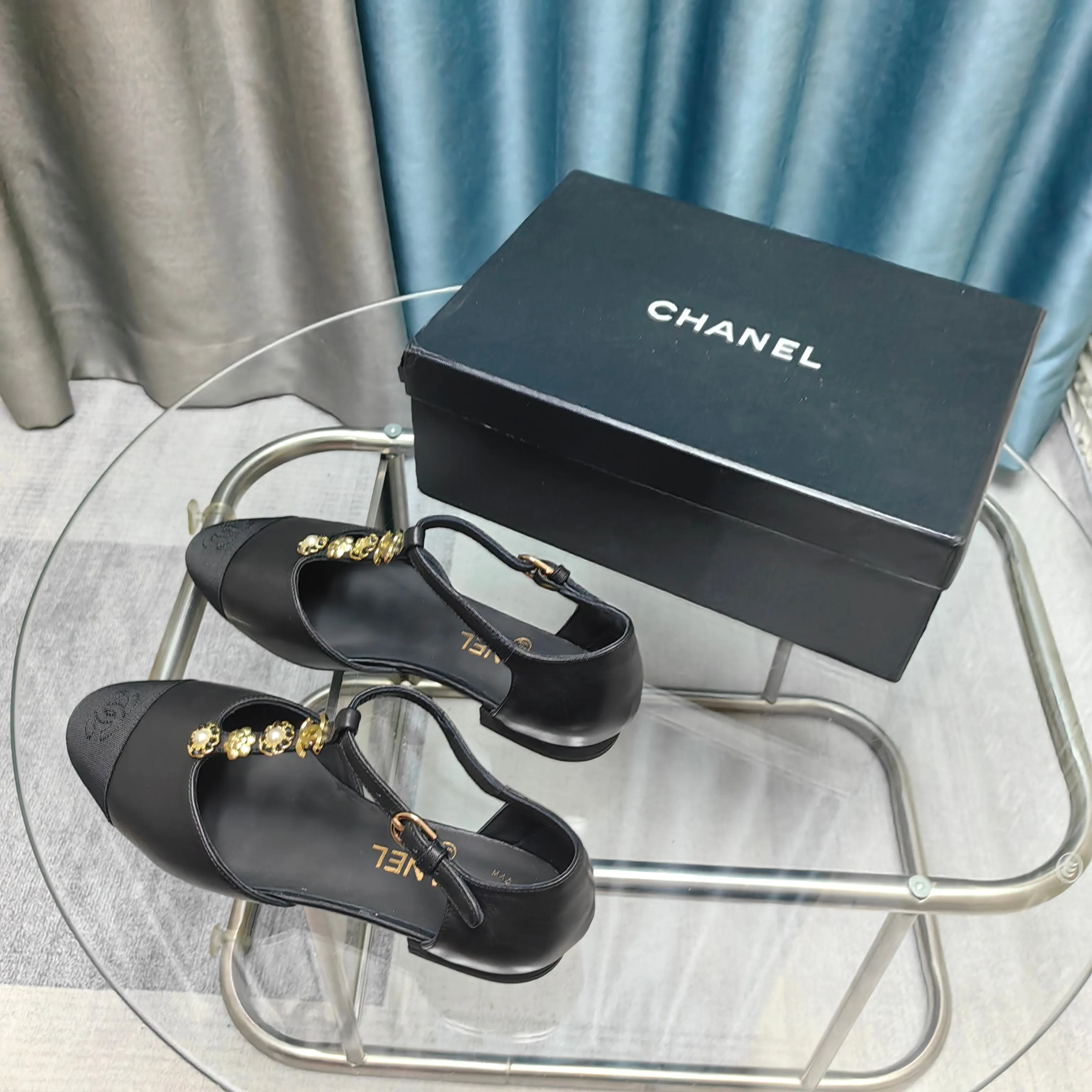 💕💕Factory direct selling price p560💕💕 2025ss CHANEL Xiaoxiangfeng Chanel hollow Mary Jane sandals, classic and fashionable. The iconic black and color-blocked upper is elegant and unique, and the double C element underlines the brand style in a low-key way. Decorated with exquisite metal chains, it is smart and eye-catching. Simple buckle design fits the foot. Whether for commuting or leisure, it can add points to your outfit and easily interpret French elegance. Upper: Sheepskin Lining: Sheepskin Insole: Sheepskin Size: 35-39 (set at 40.41)